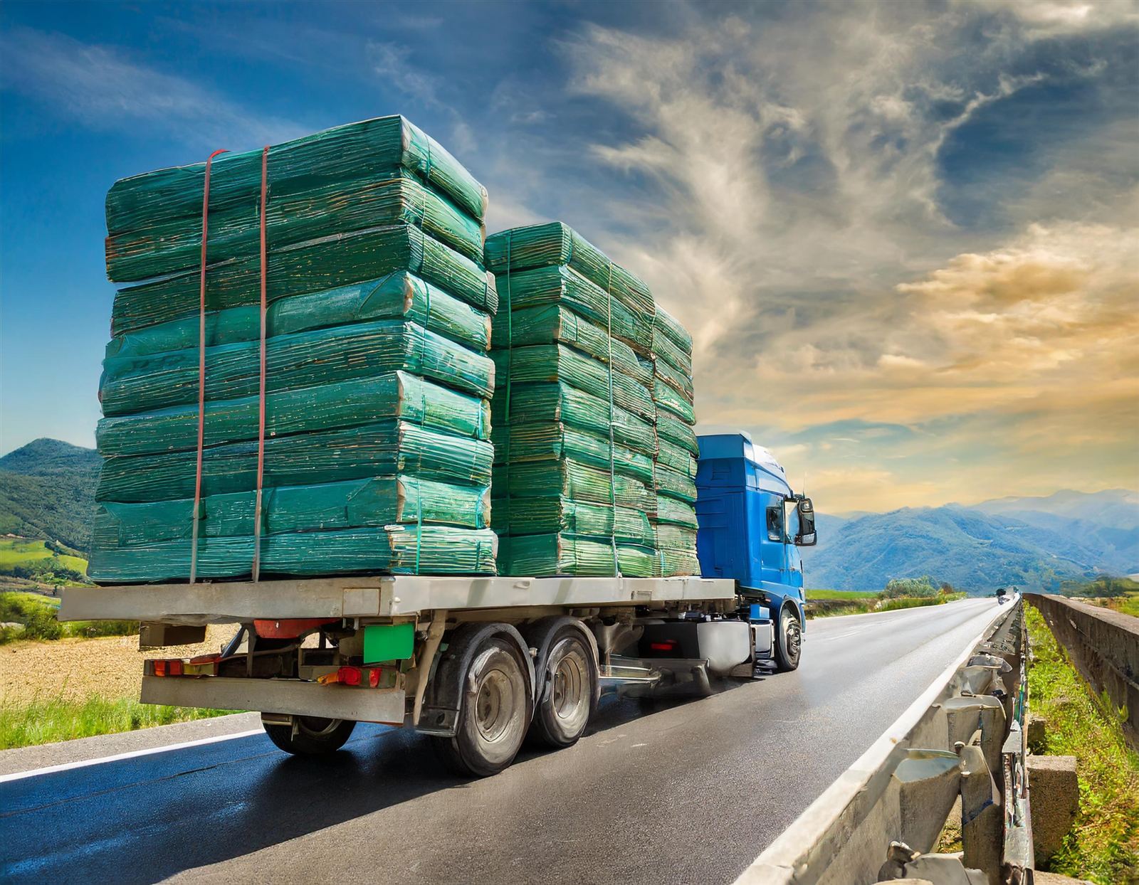 Camion che trasporta bancali di piastrelle in autostrada